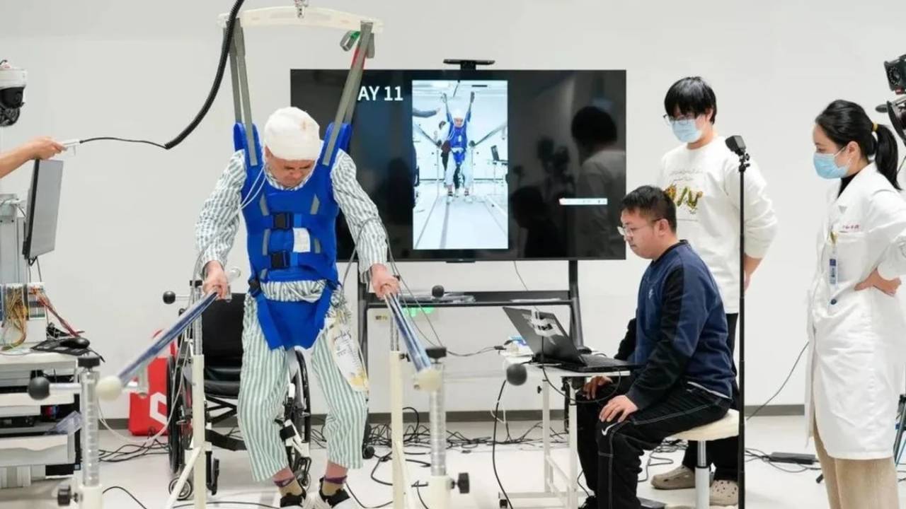 Los implantes cerebrales de China hacen que pacientes paralizados vuelvan a caminar