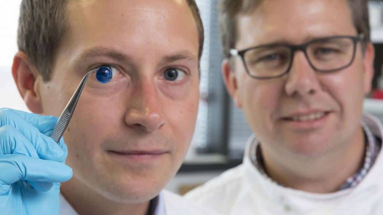Primeras córneas humanas impresas en 3D: un avance que podría cambiar la medicina ocular Un equipo de científicos de la Universidad de Newcastle ha logrado un hito en la medicina regenerativa: imprimir en 3D las primeras córneas humanas funcionales utilizando biotinta compuesta por células madre y materiales biocompatibles. Este avance podría representar una solución real a la escasez global de córneas disponibles para trasplantes, ofreciendo esperanza a millones de personas con riesgo de ceguera. Una biotinta innovadora para imprimir córneas humanas La córnea, la capa externa del ojo humano, es esencial para enfocar la luz y mantener una visión nítida. Sin embargo, sufre una enorme demanda médica: más de 10 millones de personas en todo el mundo necesitan cirugía corneal para prevenir la pérdida total de visión, mientras que aproximadamente 5 millones ya viven con ceguera debido a cicatrices corneales provocadas por traumatismos, quemaduras o enfermedades infecciosas como el tracoma. Ante esta realidad, los investigadores desarrollaron una "biotinta" compuesta por una mezcla de alginato y colágeno con células madre del estroma corneal humano. Esta tinta permitió imprimir, con una impresora 3D sencilla y económica, córneas en menos de 10 minutos. Lo más notable es que las células madre sobrevivieron al proceso de impresión y continuaron creciendo, demostrando que la estructura creada no solo es viable, sino funcional. Che Connon, profesor de Ingeniería de Tejidos y líder del proyecto, explicó que este logro se basa en estudios previos que permitieron mantener células vivas durante semanas en condiciones no refrigeradas. La fórmula del gel es suficientemente rígida como para mantener la forma de la córnea, pero también lo bastante flexible para ser expulsada por la boquilla de la impresora sin dañar las células. Lo revolucionario no es solo la rapidez o la sencillez del procedimiento, sino su capacidad para personalizar cada córnea impresa según las necesidades específicas del paciente. A través del escaneo del ojo del receptor, los científicos pueden reproducir digitalmente una córnea a medida, optimizando tanto el ajuste como la función visual. Esperanza médica y una solución al déficit de donantes La técnica no solo ofrece una alternativa futurista, sino que responde a una necesidad urgente: la insuficiencia de tejidos disponibles para trasplantes. Actualmente, miles de pacientes permanecen en lista de espera debido a la escasez de donantes de córneas, situación agravada en muchos países por factores culturales o falta de infraestructura médica adecuada. Abigail Isaacson, primera autora del estudio y miembro del Instituto de Medicina Genética de la Universidad de Newcastle, participó en la validación del proceso y en la obtención de las dimensiones ideales para las córneas impresas. Gracias al escaneo tridimensional del ojo humano, cada estructura puede replicarse con exactitud milimétrica, lo que reduce el riesgo de complicaciones postoperatorias y aumenta la eficacia del trasplante. El trabajo fue publicado en Experimental Eye Research, y aunque pasarán varios años antes de que las córneas impresas estén disponibles clínicamente, los científicos destacan que ya han superado la barrera más compleja: demostrar que es posible crear un tejido ocular viable, personalizado y escalable a partir de células humanas. Neil Ebenezer, director de investigación de la organización Fight for Sight, elogió el avance como un paso crucial para reducir la dependencia de donaciones y dar acceso a tratamientos a más personas, especialmente en regiones del mundo con baja tasa de donantes. No obstante, subrayó que, hasta que la técnica esté disponible de forma masiva, es vital seguir fomentando la donación de tejidos oculares. El próximo paso consistirá en someter las córneas impresas a rigurosas pruebas de seguridad, durabilidad y eficacia, tanto en laboratorio como en ensayos clínicos. Solo así podrá determinarse su viabilidad a largo plazo y su uso en hospitales. Pero con los resultados actuales, el horizonte de una oftalmología regenerativa y sin listas de espera parece cada vez más cercano. Con esta innovación, la Universidad de Newcastle no solo ha dado un paso adelante en bioimpresión, sino que ha abierto la puerta a una revolución en la forma en que tratamos la pérdida de visión. Si los próximos ensayos tienen éxito, en unos años podríamos ver cómo la impresora 3D se convierte en una herramienta indispensable en las salas de cirugía ocular. Referencia: Experimental Eye Research/3D Bioprinting of a Corneal Stroma Equivalent. Link