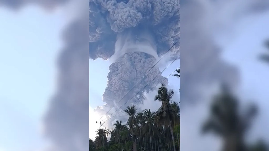 Una colosal erupción de un volcán en Indonesia eleva una nube de ceniza de 18 km