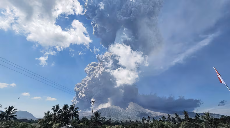 Una colosal erupción de un volcán en Indonesia eleva una nube de ceniza de 18 km