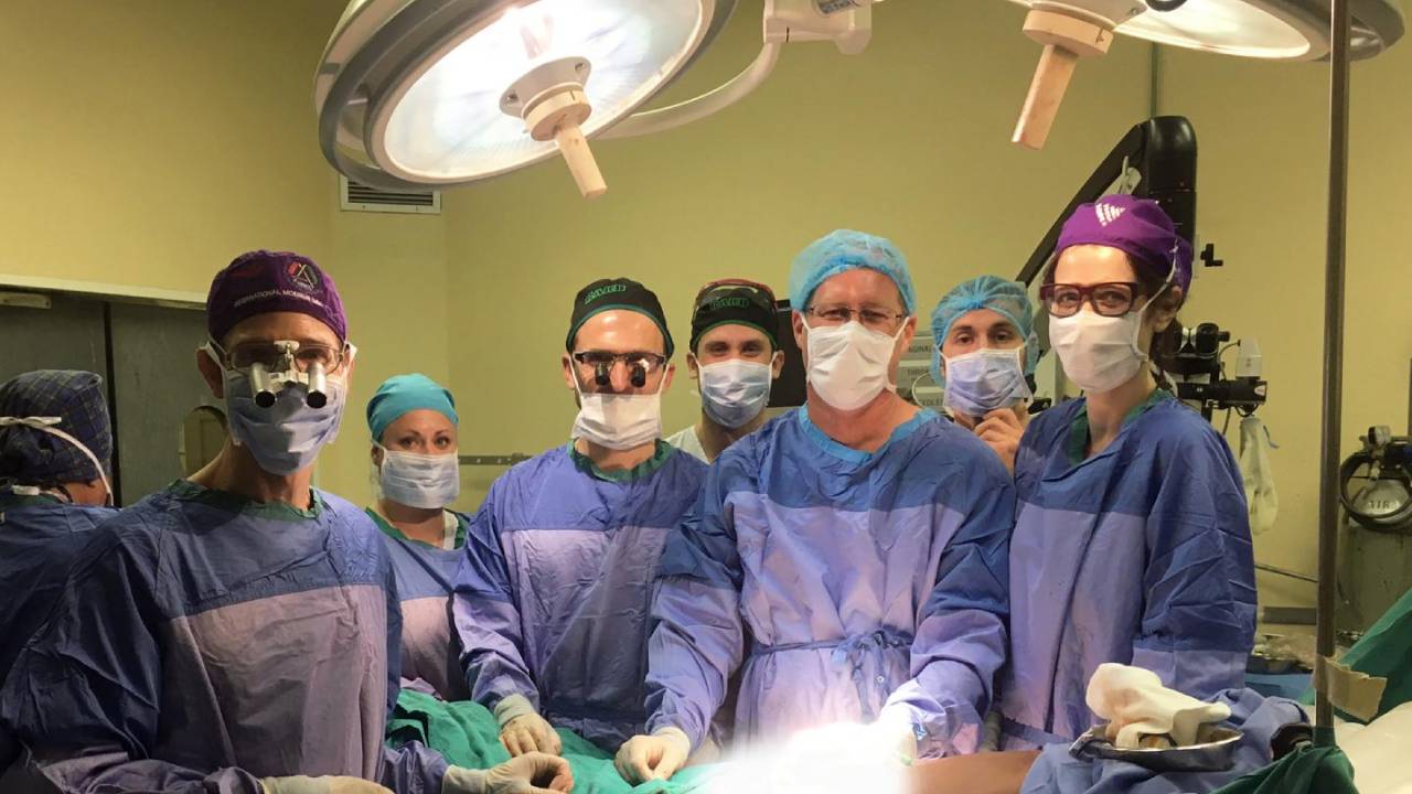 Un hombre recibió un trasplante de pene y se convirtió en padre 6 meses después