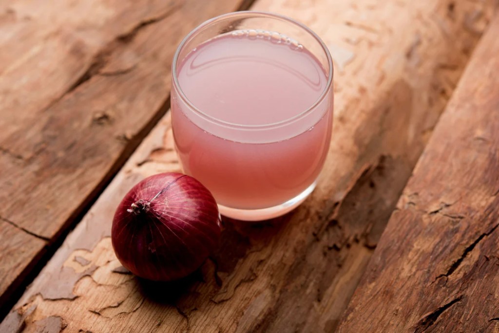 ¿El jugo de cebolla puede detener la caída del cabello?