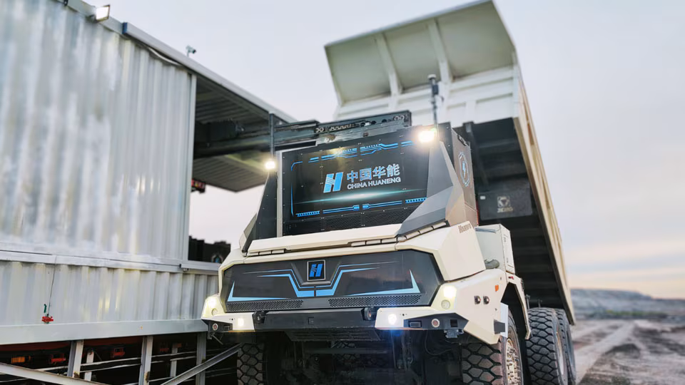 China inaugura la primera flota mundial de camiones eléctricos autónomos conectados a 5G-A