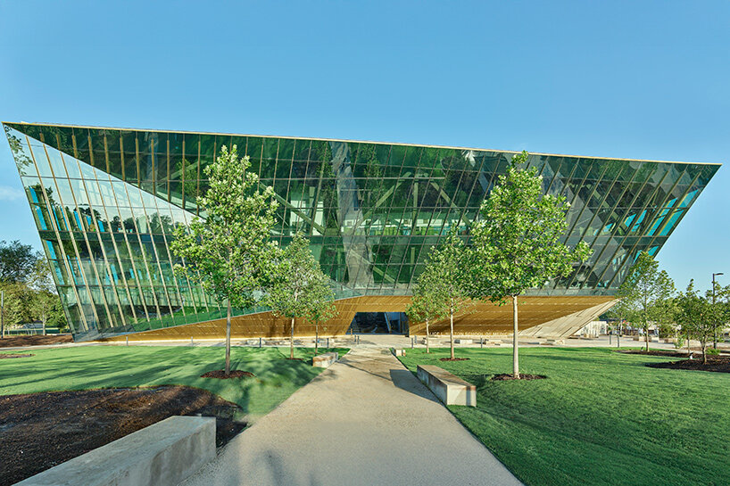 Alice Walton: la mujer más rica del mundo abre una facultad de medicina revolucionaria