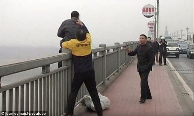 El “Ángel de Nanjing”: el hombre que salvó a 469 personas del suicidio en un puente de China