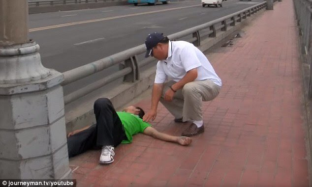 El “Ángel de Nanjing”: el hombre que salvó a 469 personas del suicidio en un puente de China