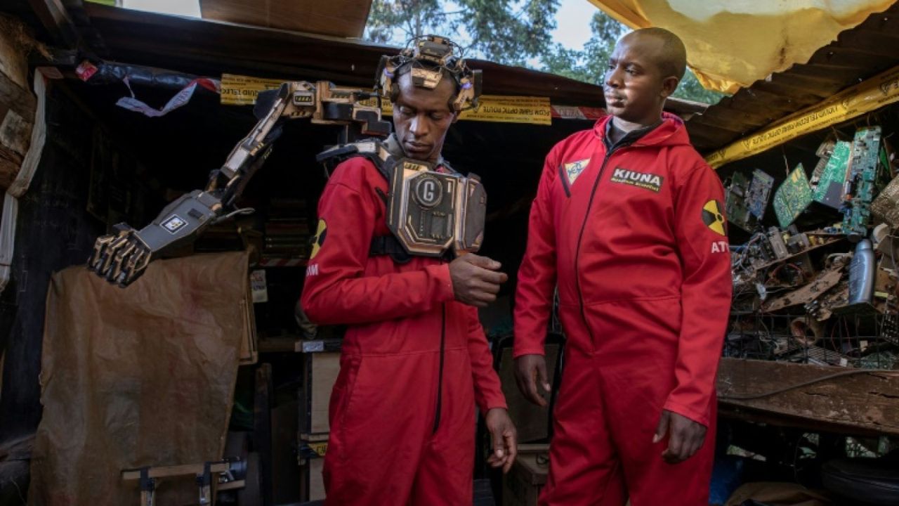 Innovadores kenianos convierten desechos en prótesis inteligentes