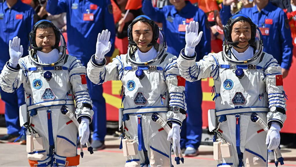 Tres astronautas quedan varados en el espacio tras ser golpeada su nave por basura espacial