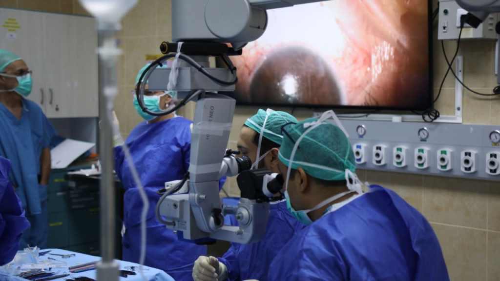 Mujer israelí recupera la visión con el primer implante de córnea impresa en 3D del mundo